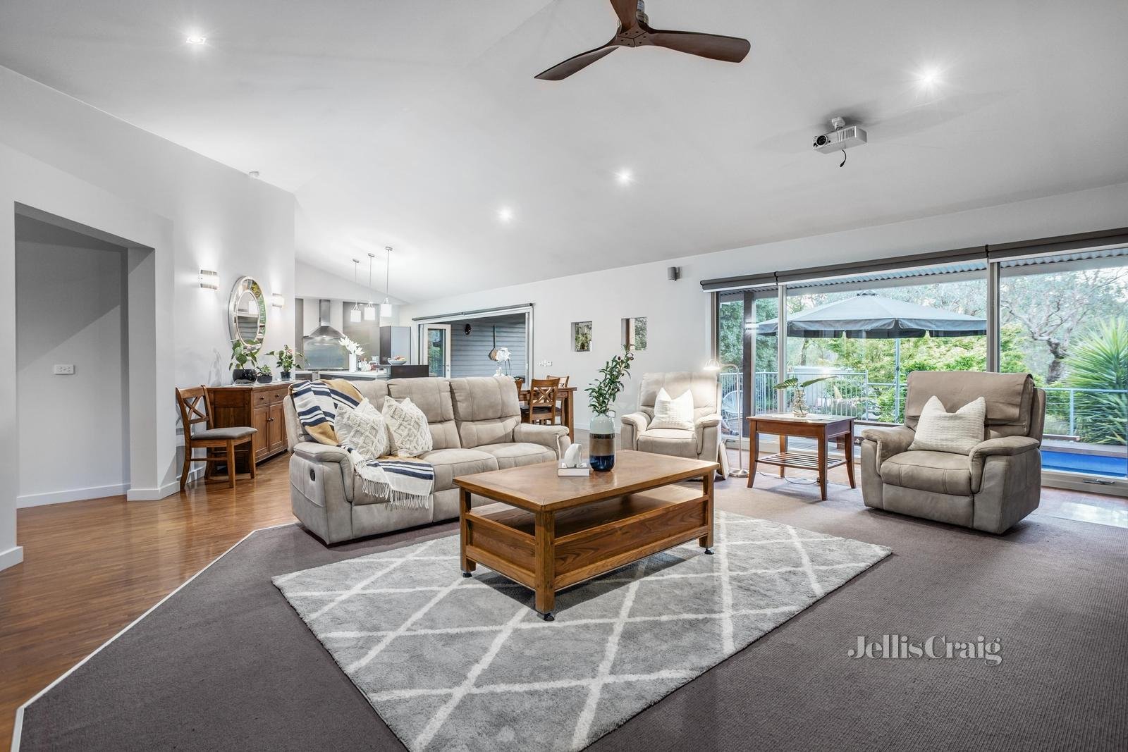 292 Jumping Creek Road, Warrandyte image 2