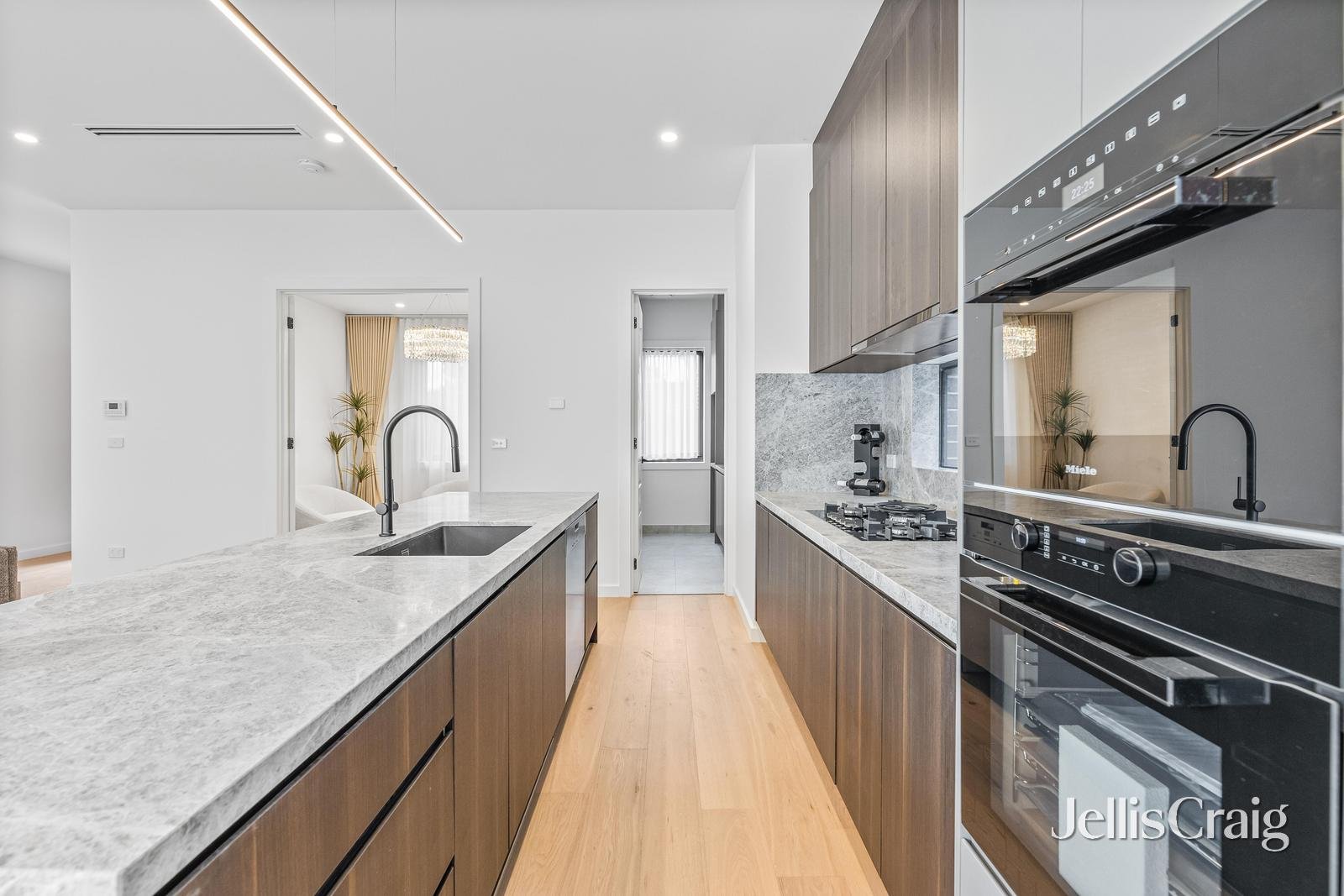 2/92 Kenmare Street, Mont Albert image 5