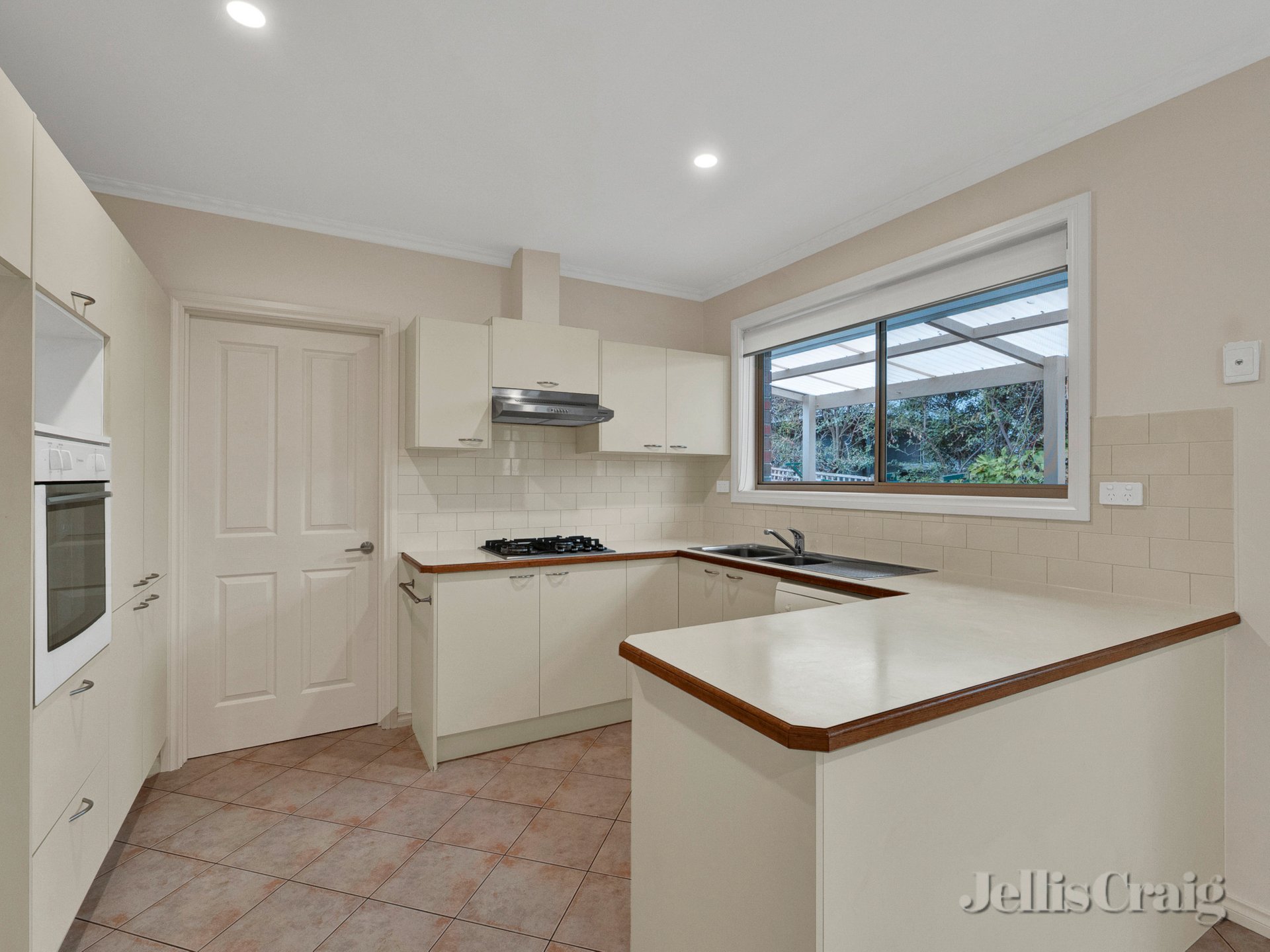 2/94 Bridge Street, Eltham image 2