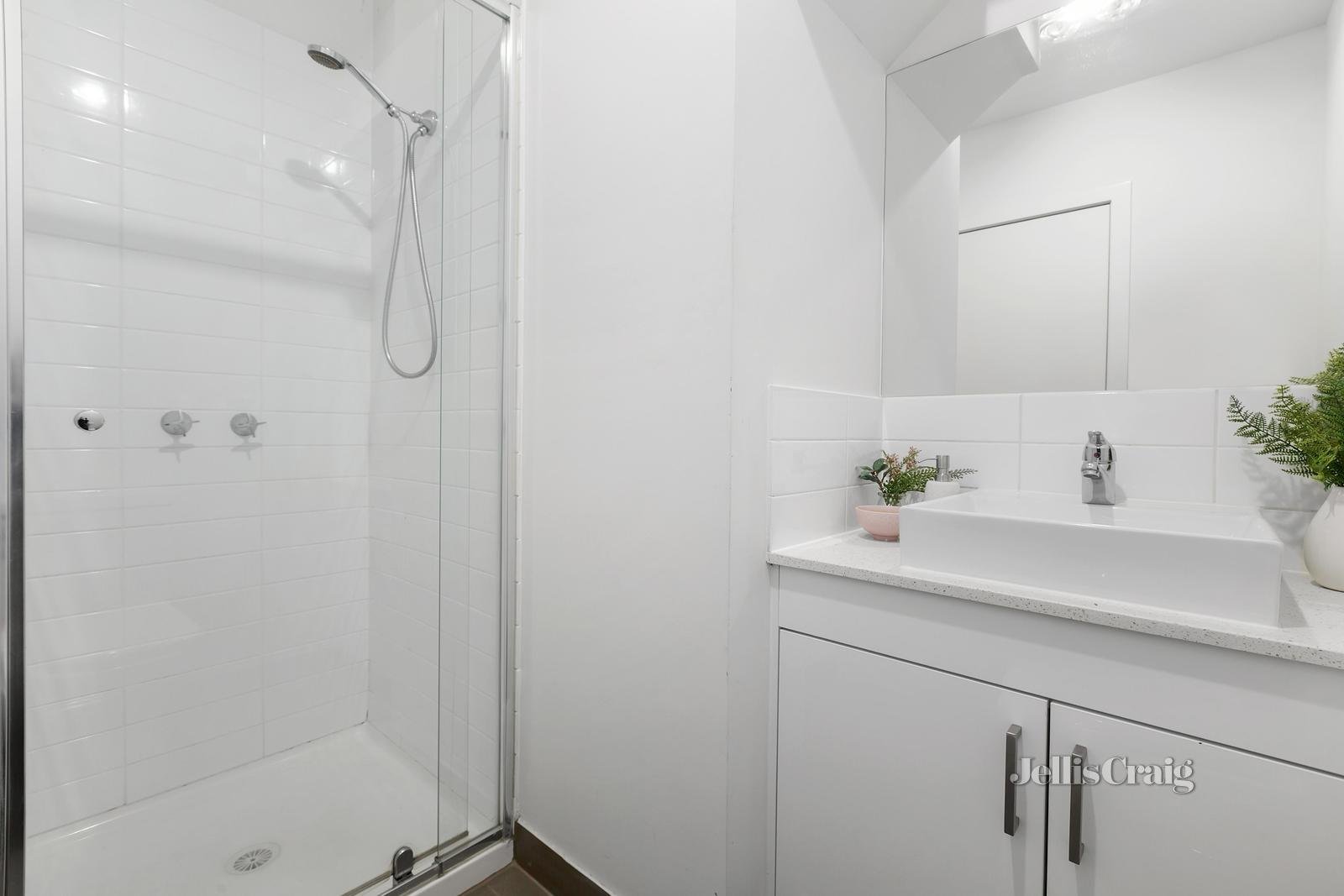 2/98 Normanby Avenue, Thornbury image 8