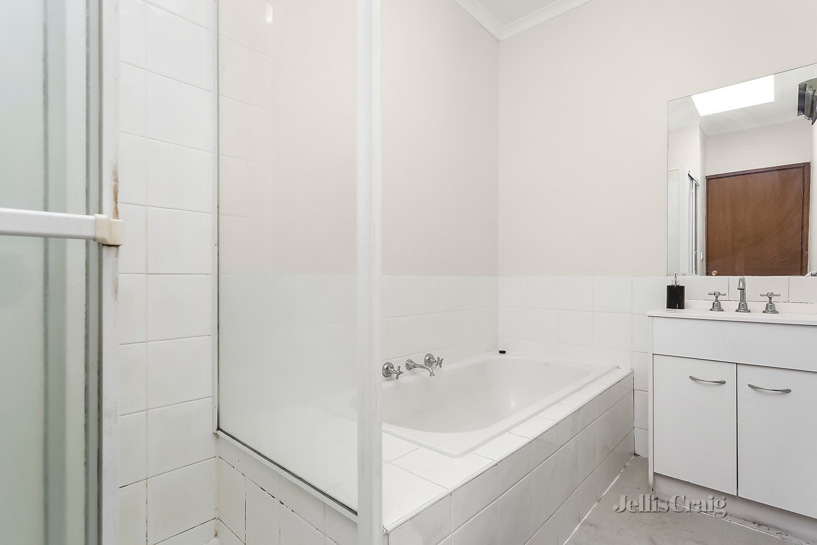 2/99 McPherson Street, Essendon image 5