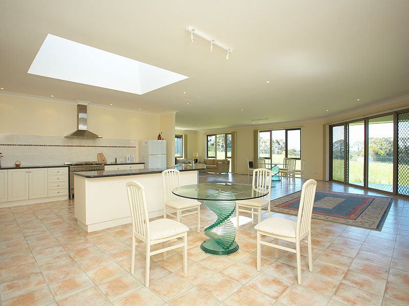 2A Andrew Crescent, Croydon South image 3