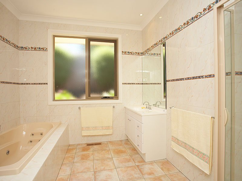 2A Andrew Crescent, Croydon South image 8