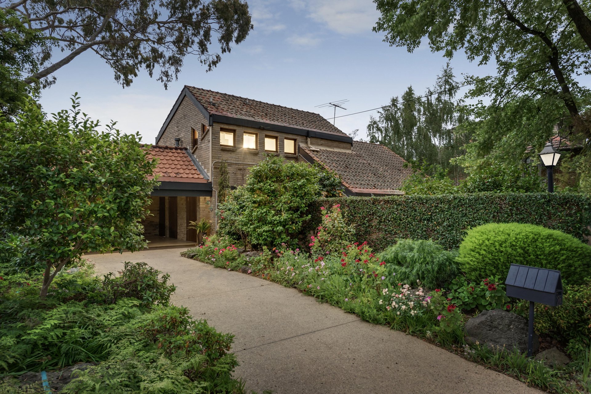 2A Pembroke Road, Balwyn image 1