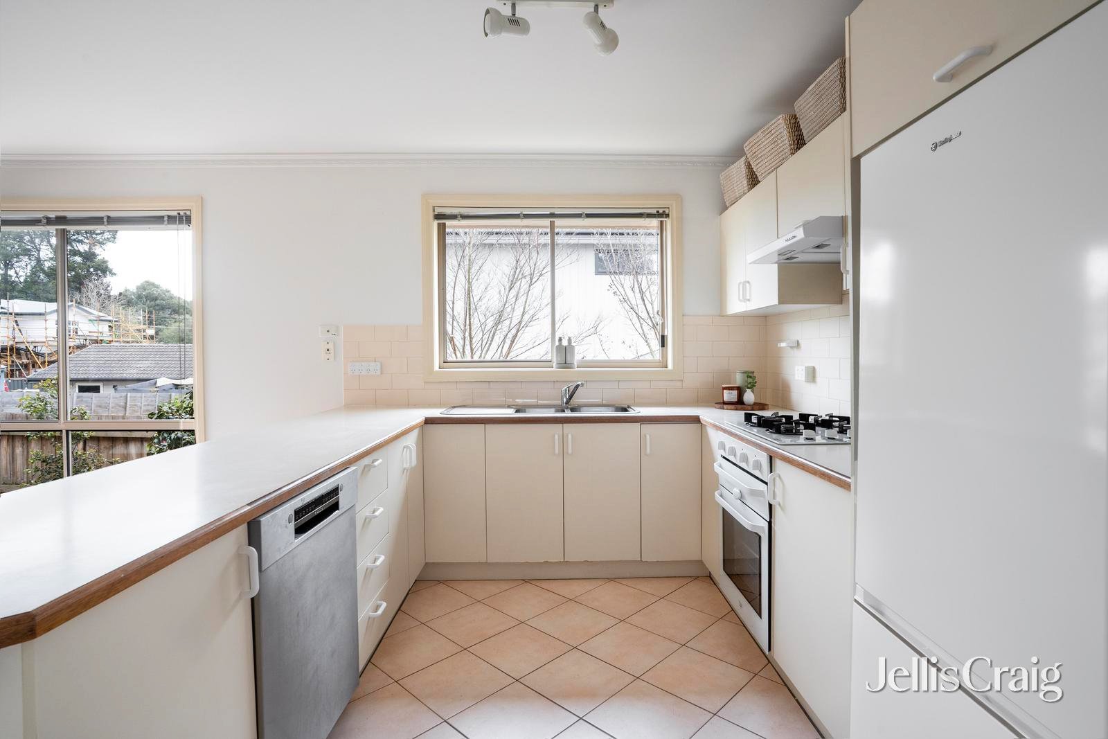 2A Simmons Court, Greensborough image 6