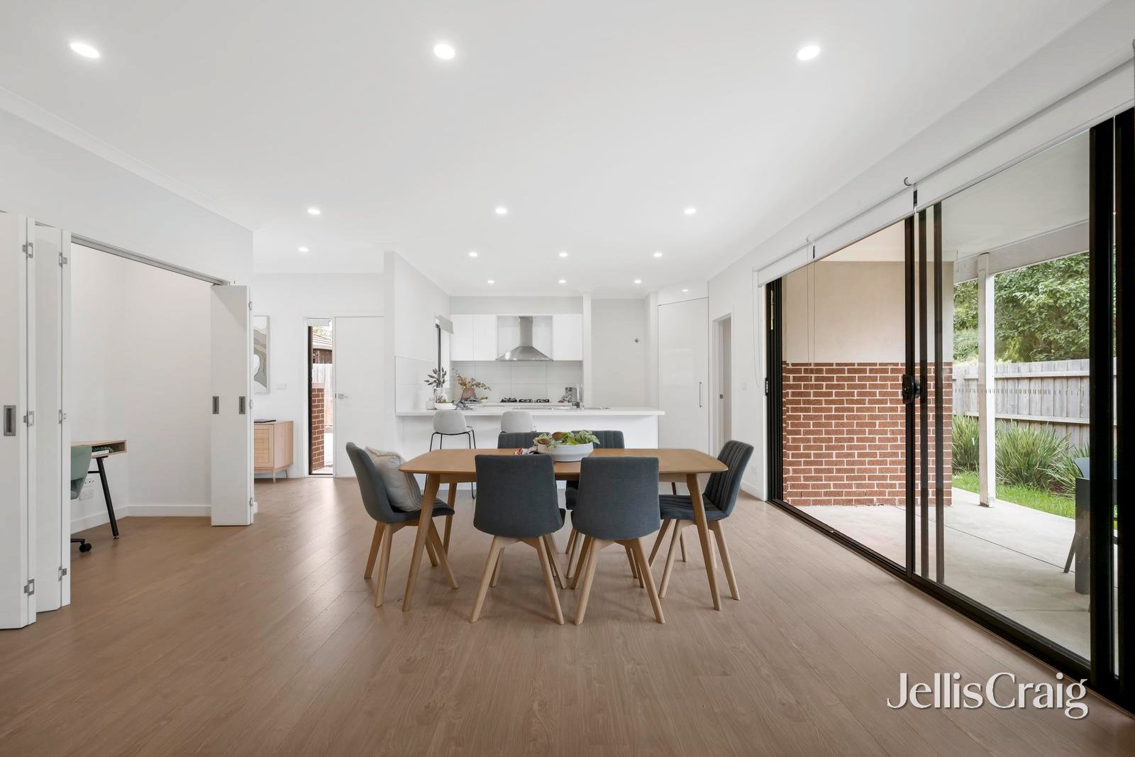 2a Venetian Court, Croydon image 4