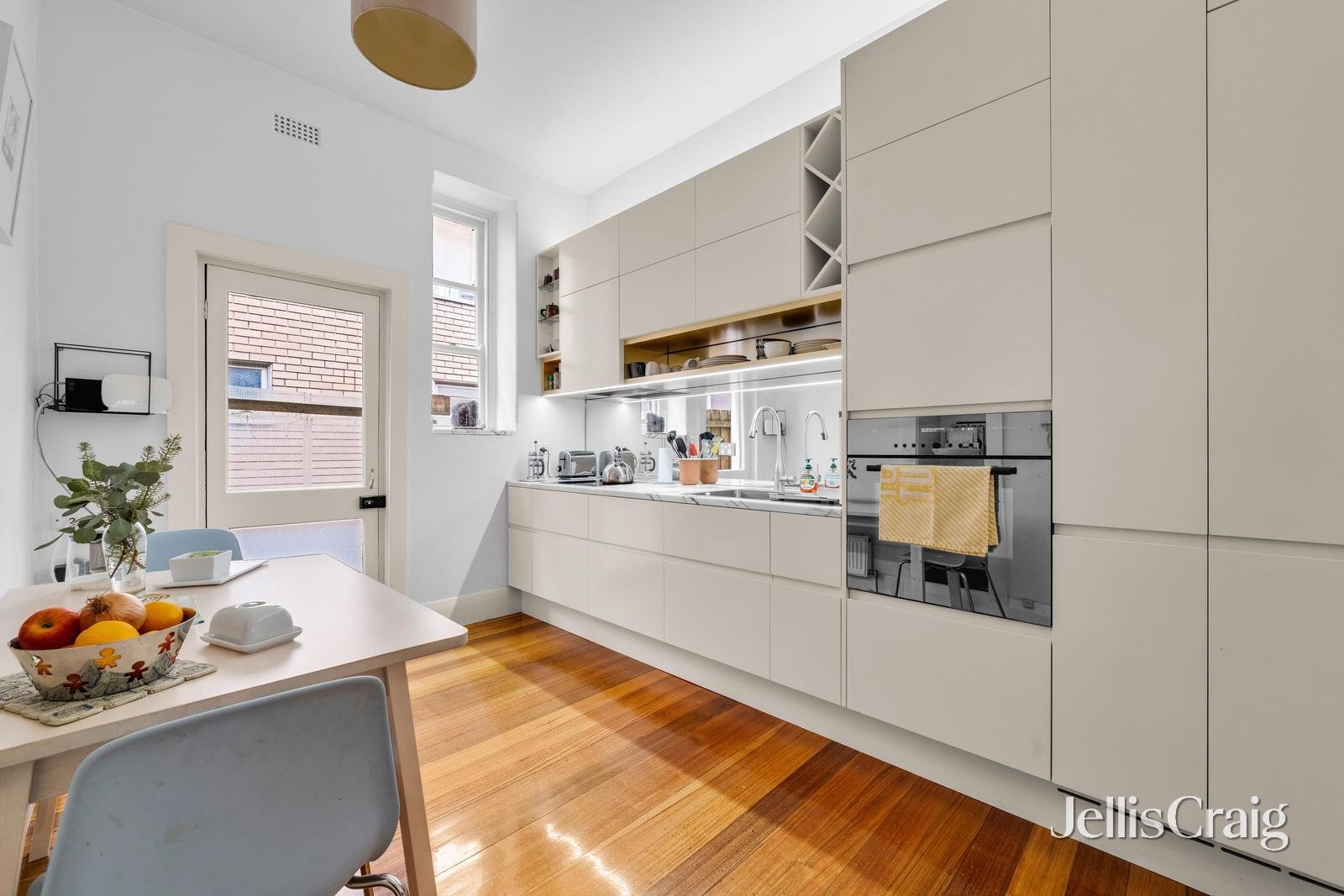 2A/19 Marine Parade, St&nbsp;Kilda image 3