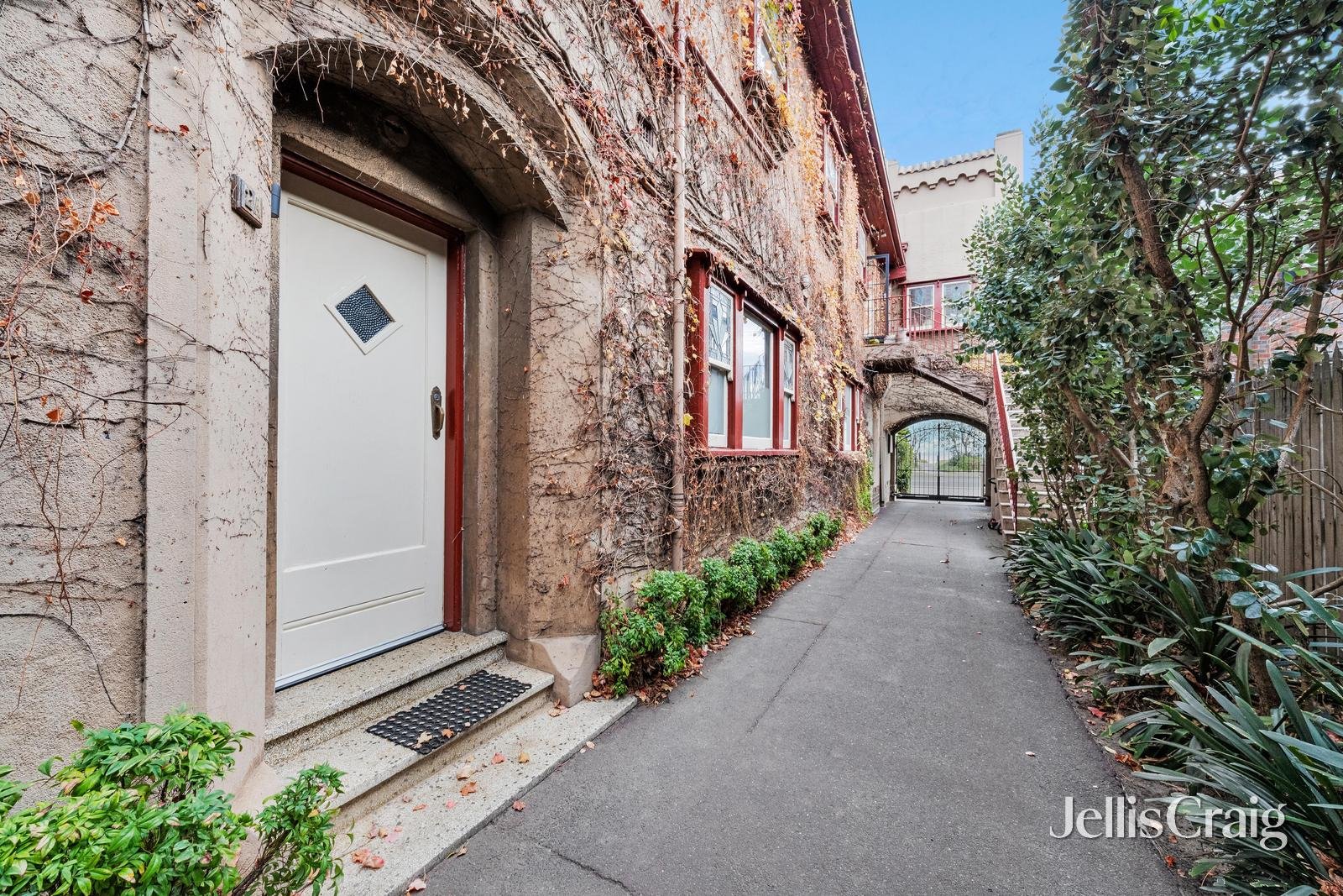 2A/19 Marine Parade, St&nbsp;Kilda image 7