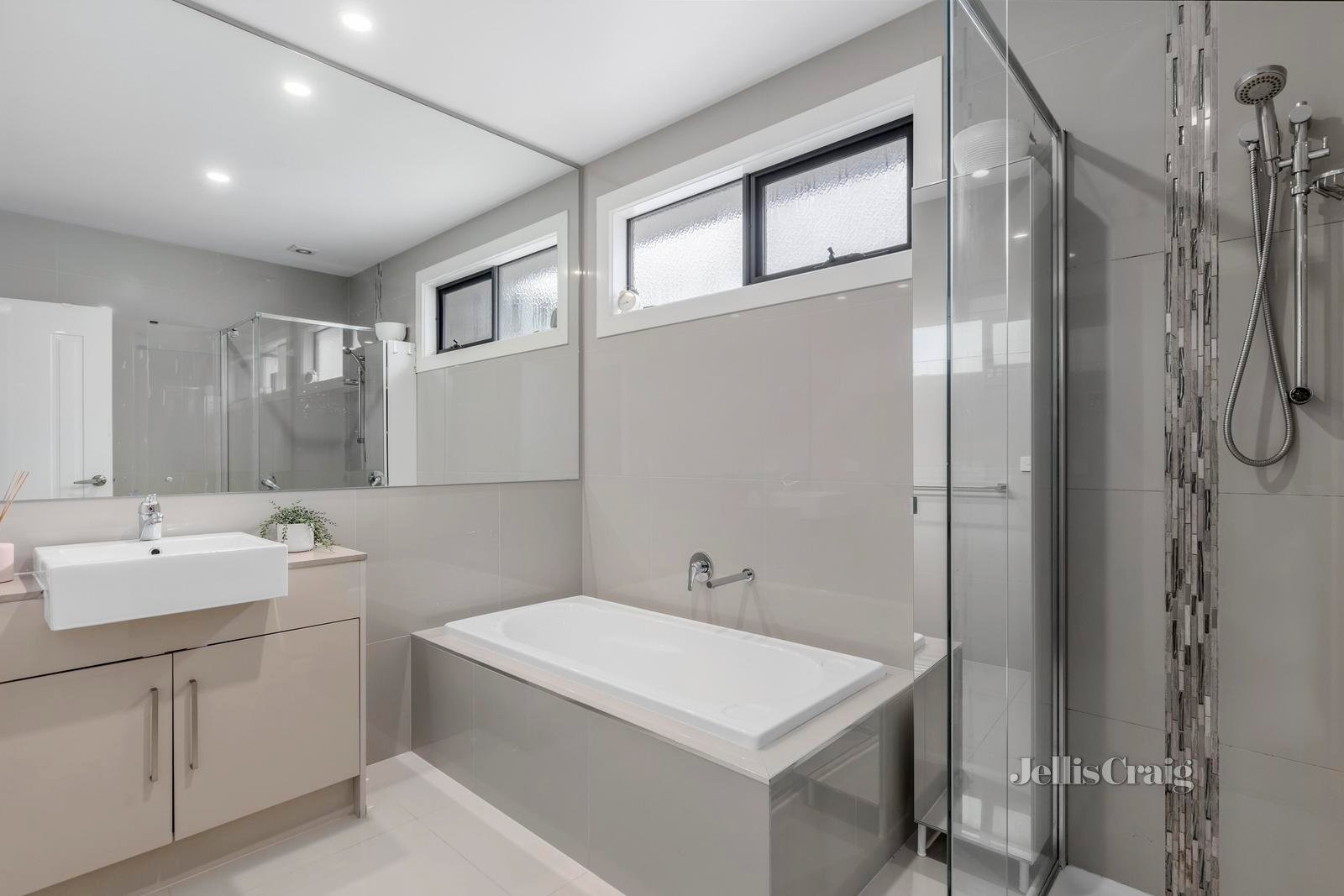 2B Chesney Drive, Ringwood image 7