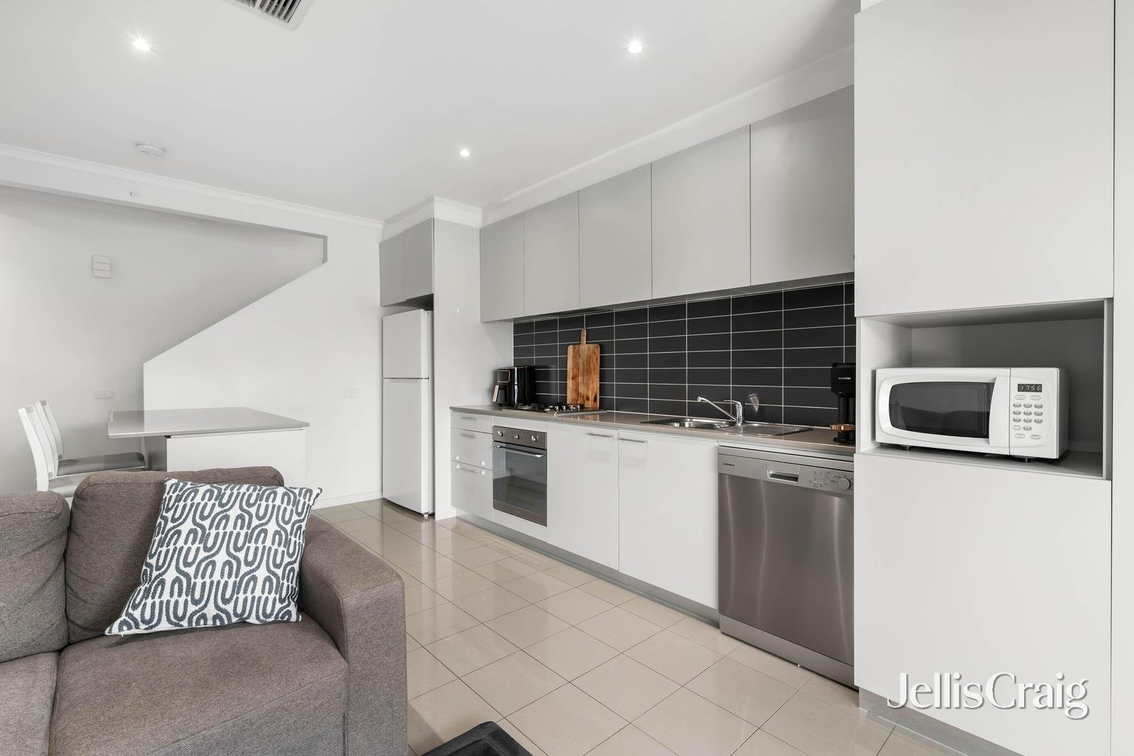 2b Grove Way, Wantirna South image 3