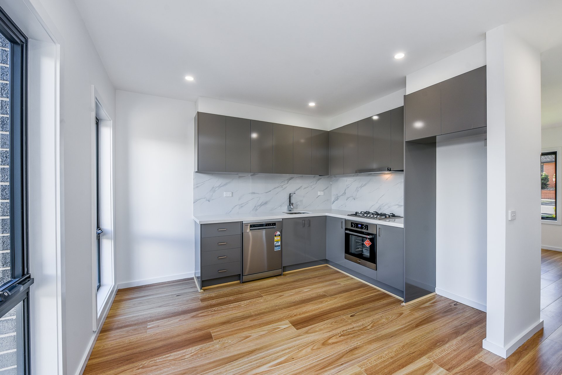 2E Hillside Street, Springvale image 1