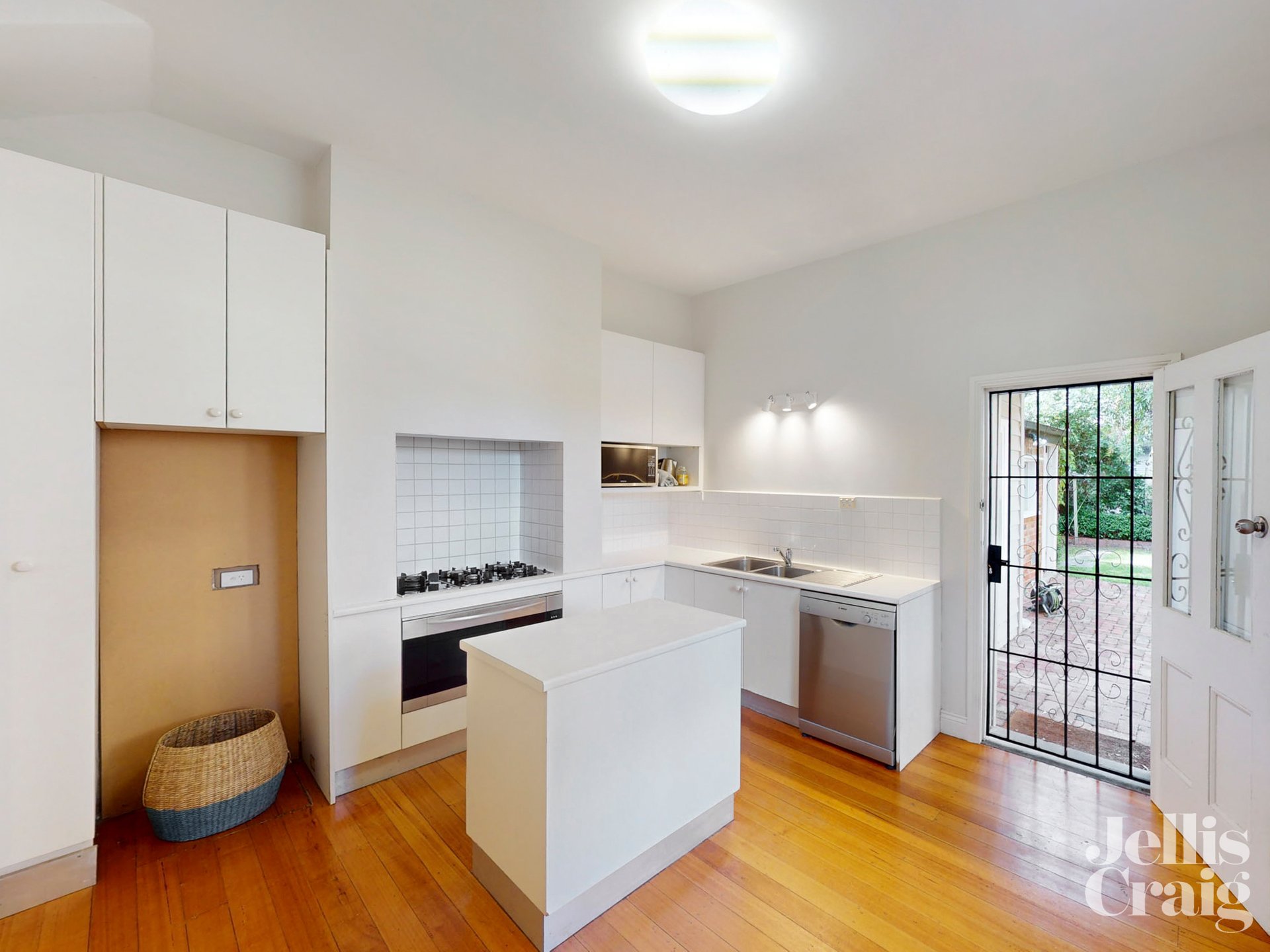 3 Bedford Avenue, Surrey Hills image 3