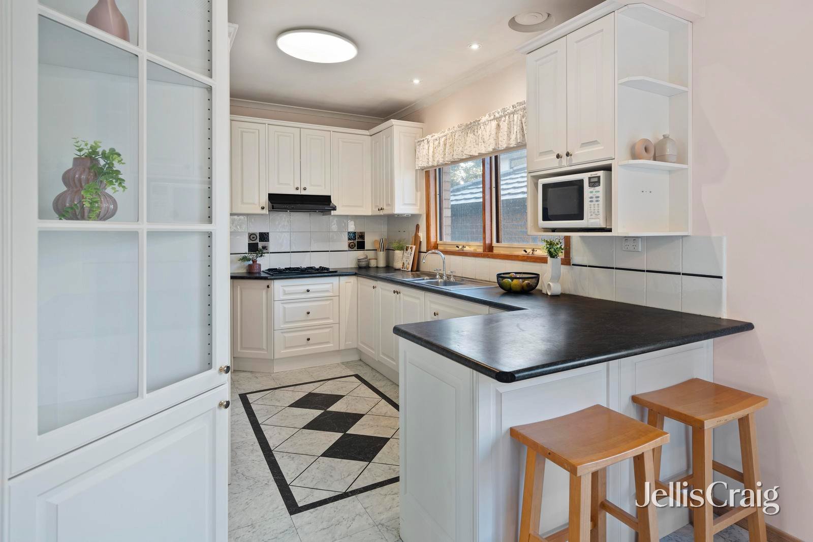 3 Broughton Avenue, Croydon image 3