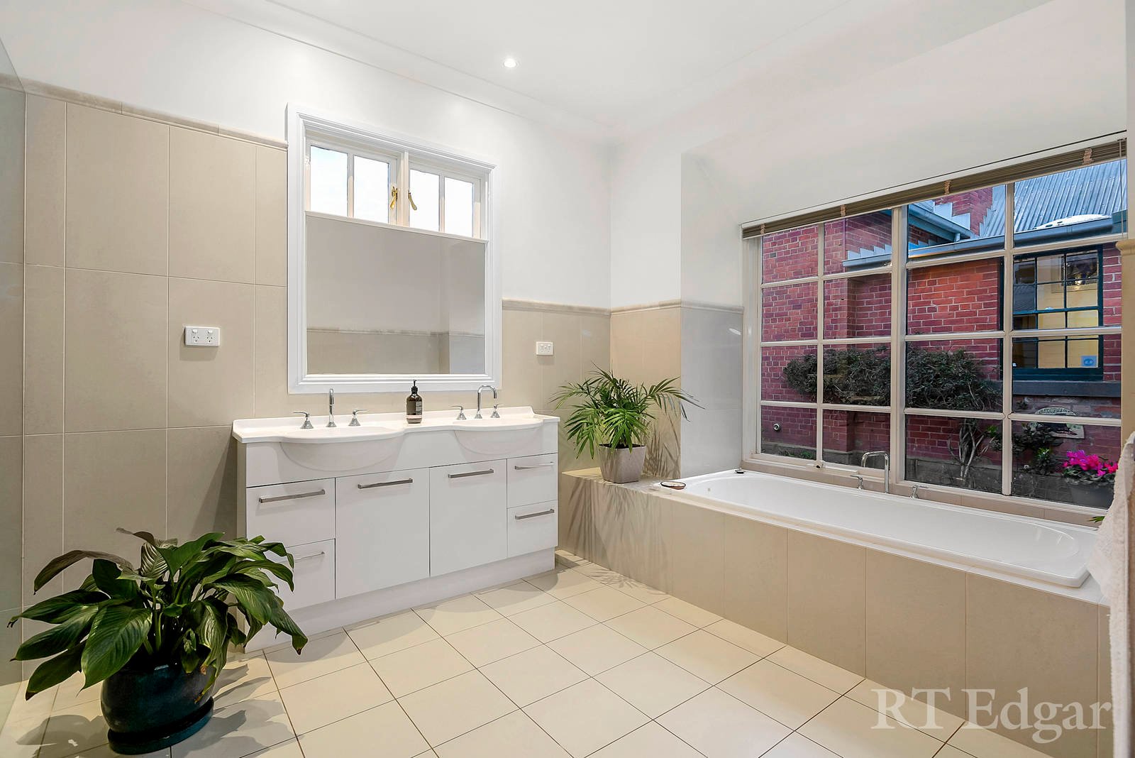 Property Gallery Thumbnail 12