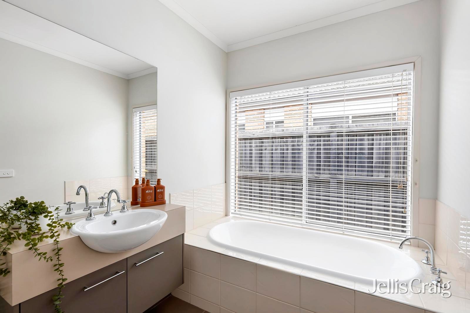 3 Counthan Terrace, Doreen image 12