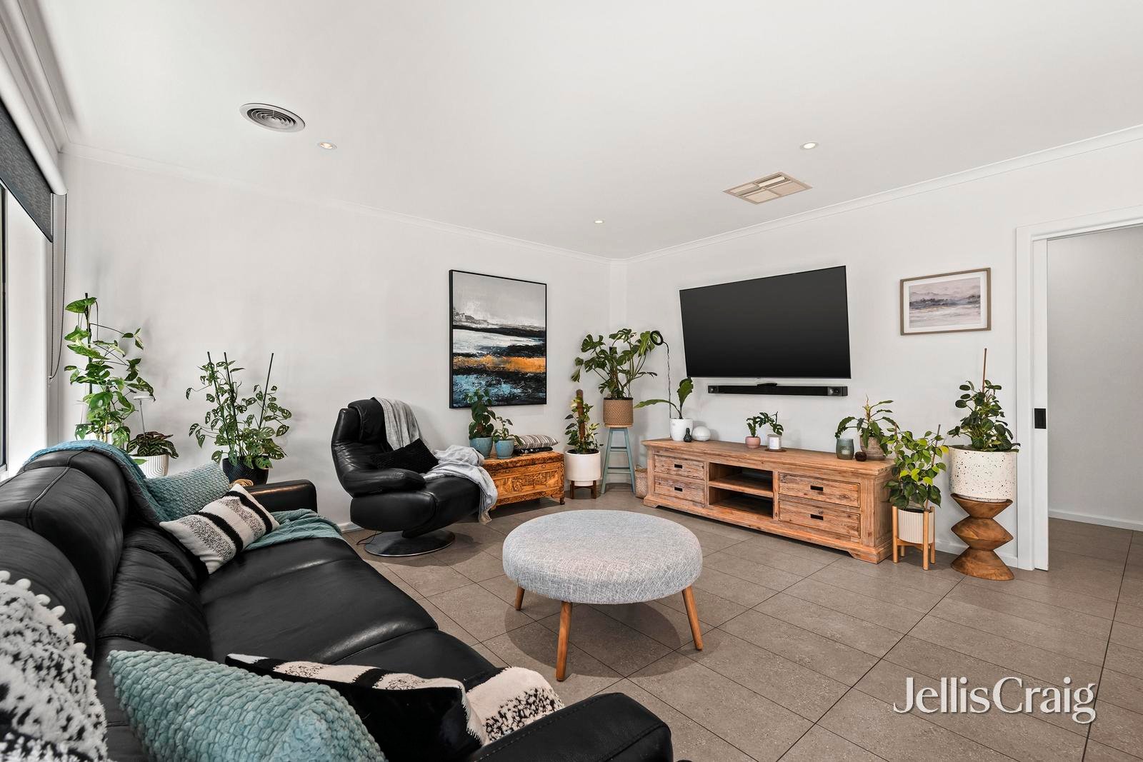 3 Darnley Way, Mooroolbark image 2