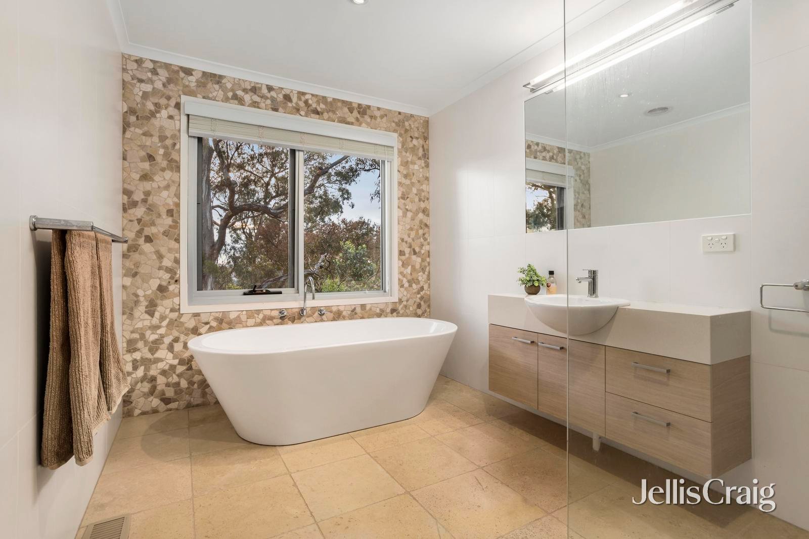 3 Hill Mews, Eltham image 8