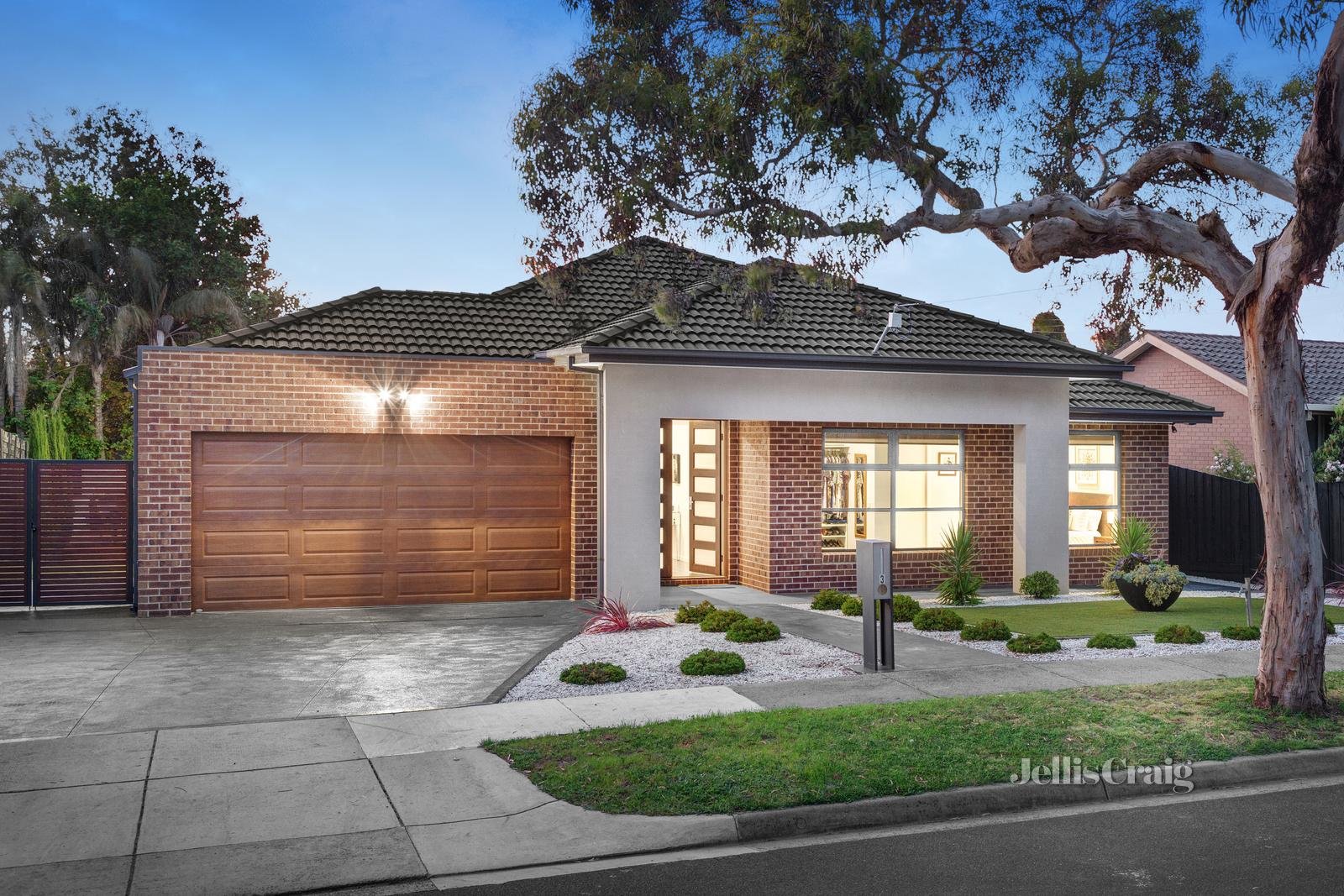 3 Lancelot Crescent, Glen Waverley image 1