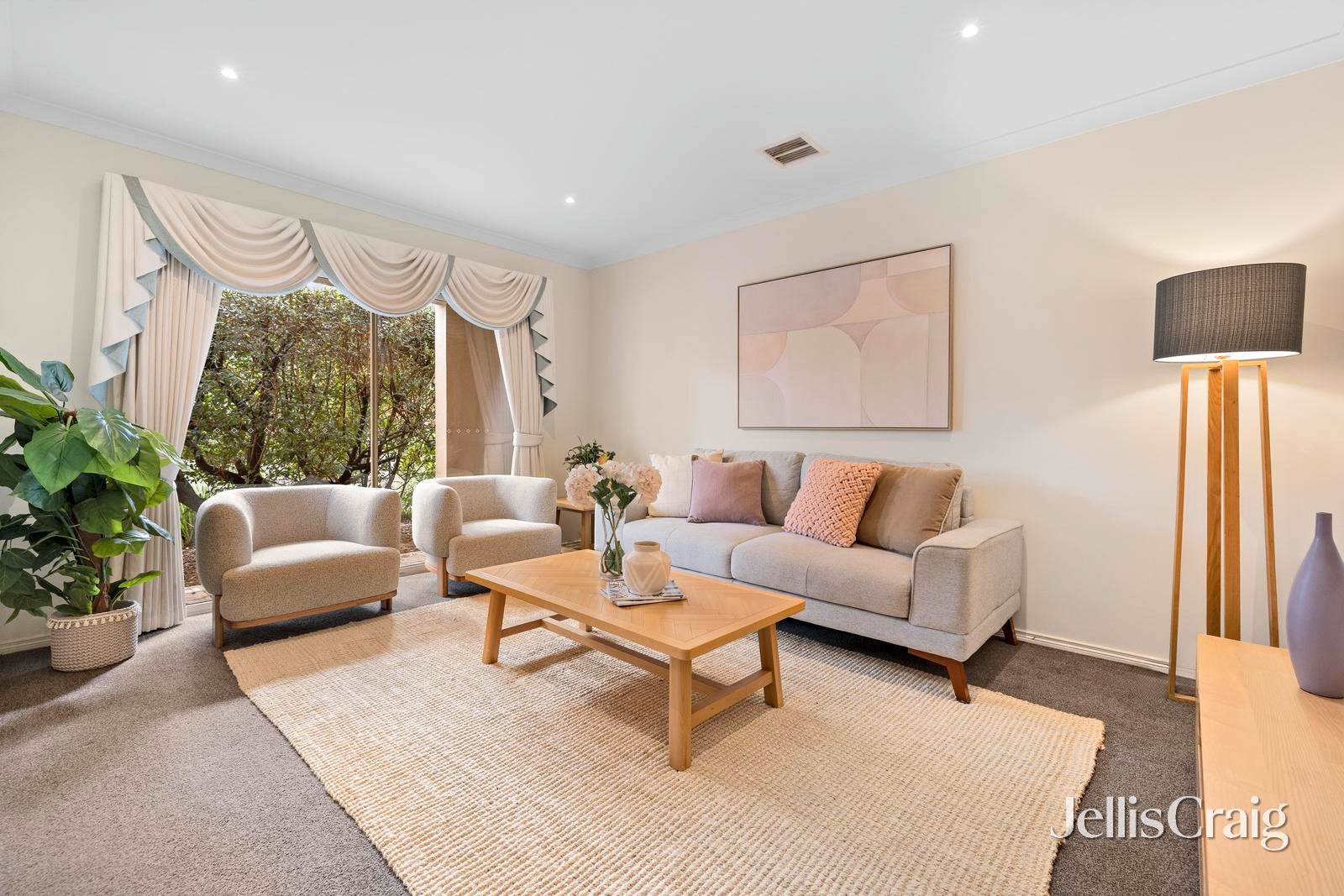 3 Longleaf Grove, Mitcham image 2