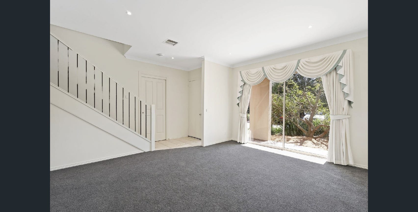 3 Longleaf Grove, Mitcham image 5