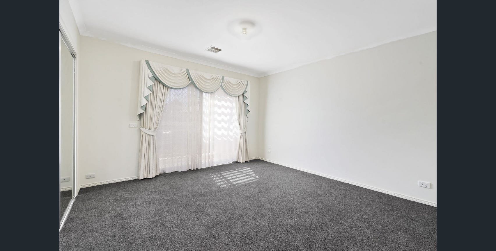 3 Longleaf Grove, Mitcham image 10