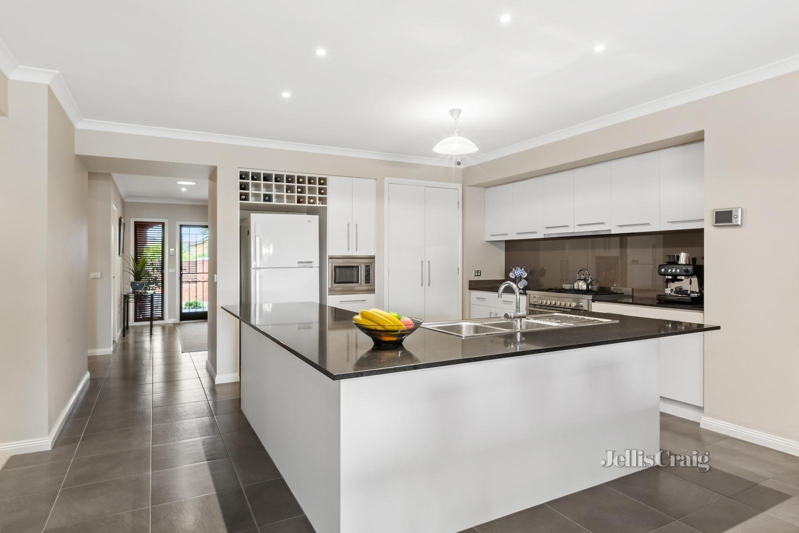 3 St Ives Road, Bentleigh East image 3