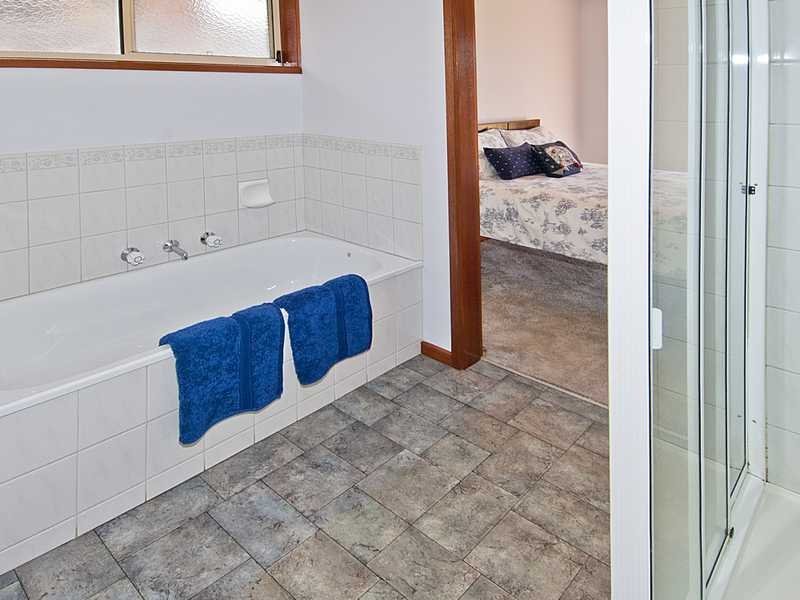 3 Stefania Mews, Whittington image 5