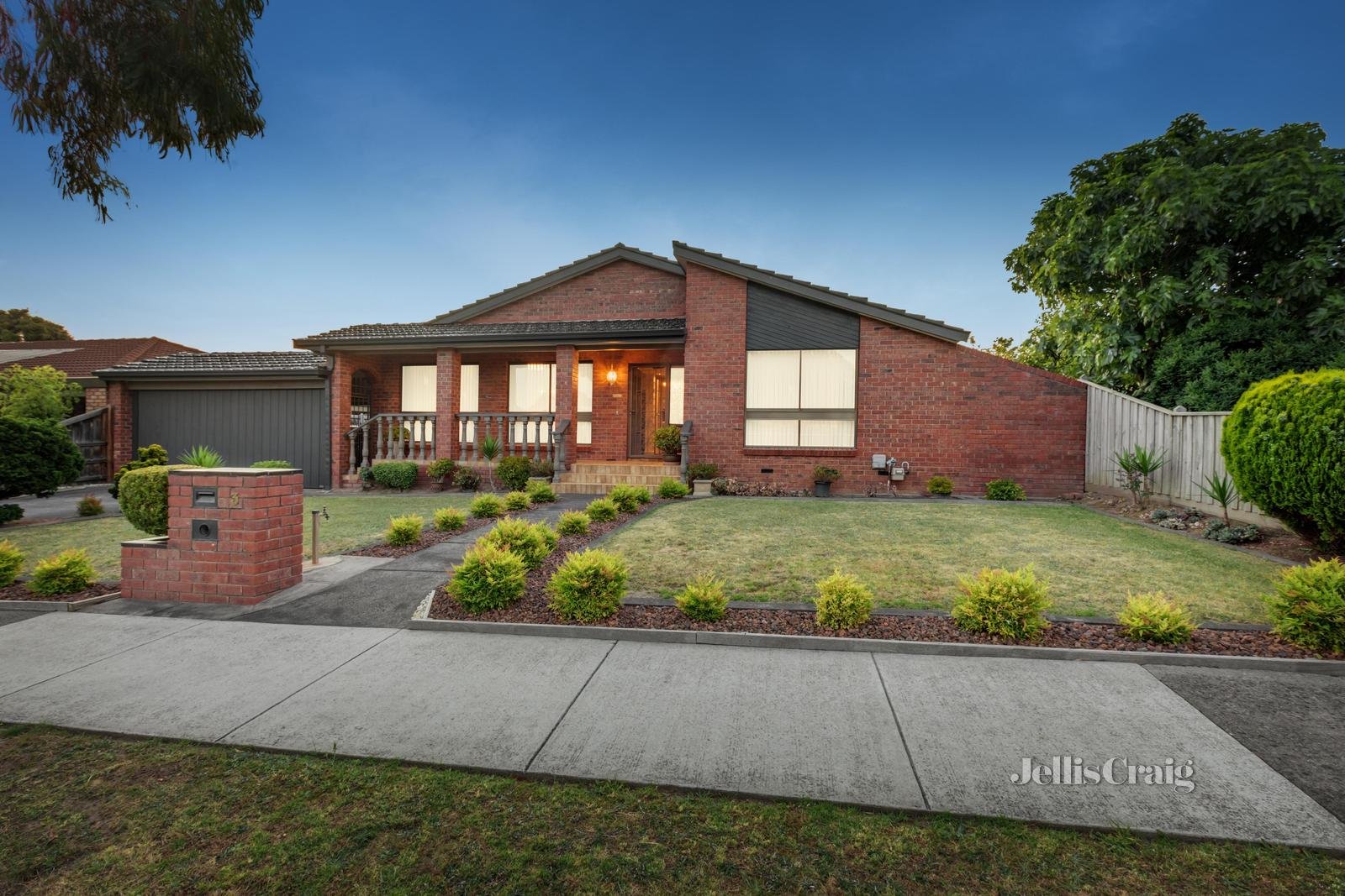 3 Whalley Drive, Wheelers Hill image 2