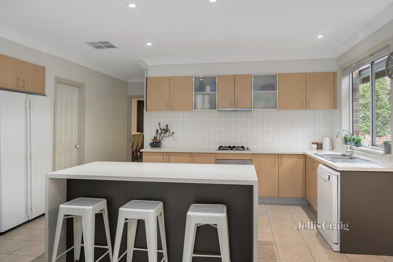 3 Wiregrass Court, South Morang image 2