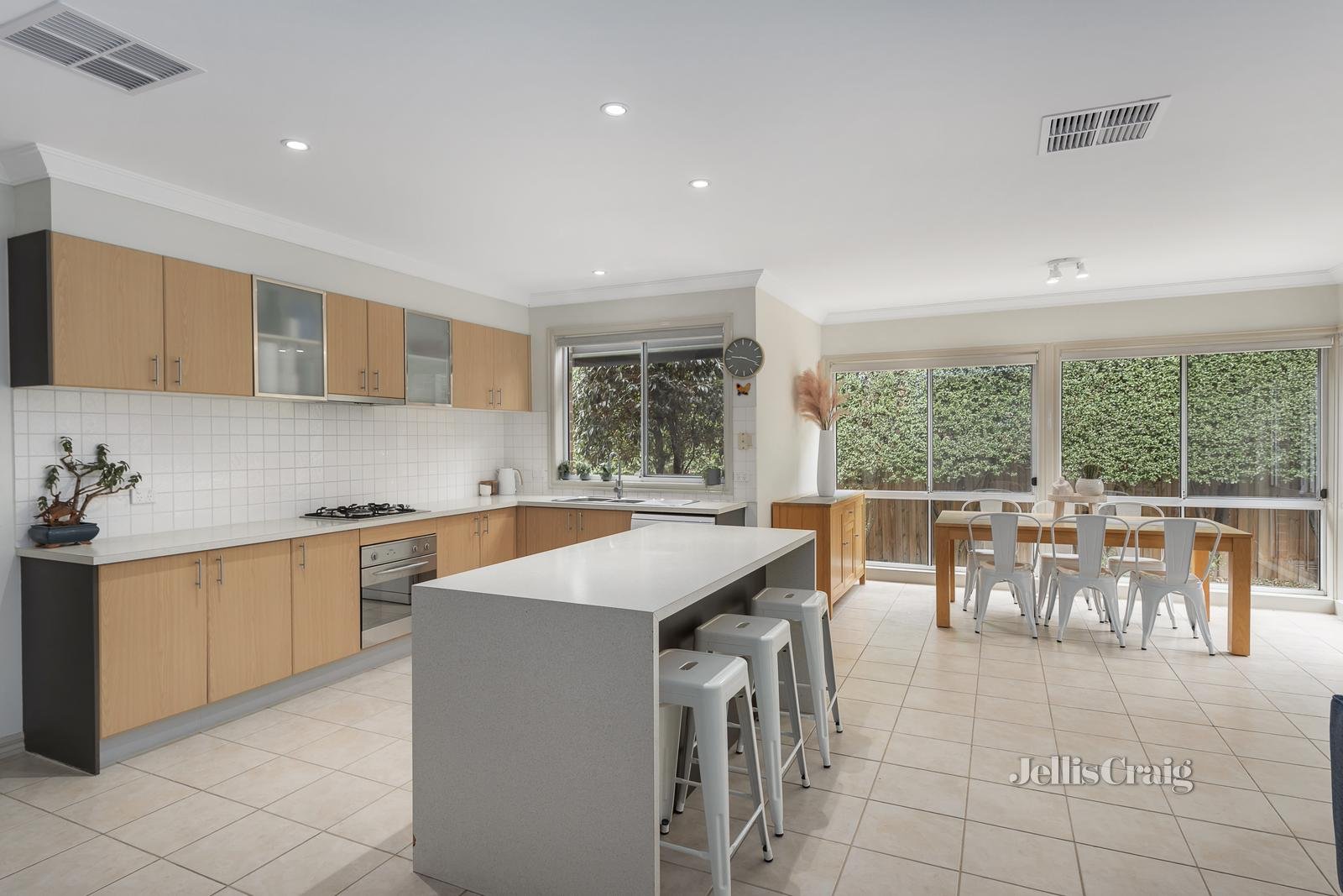 3 Wiregrass Court, South Morang image 3