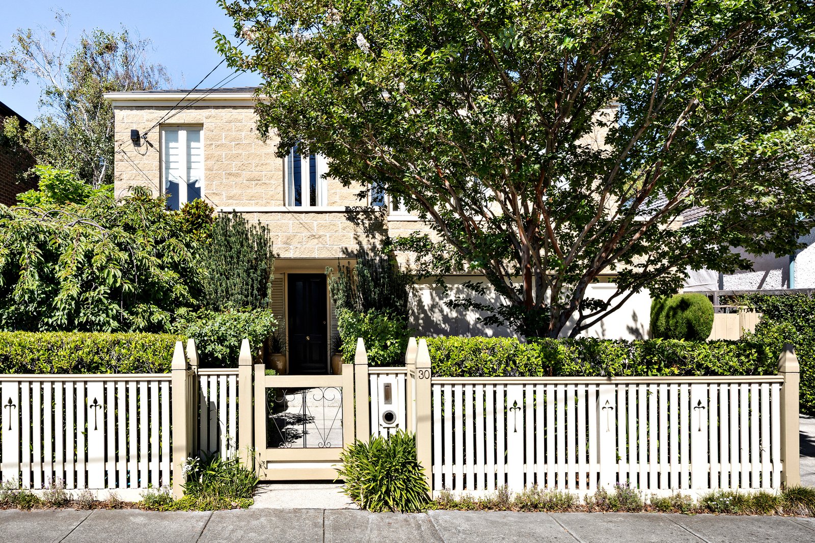 30 Deakin Street North