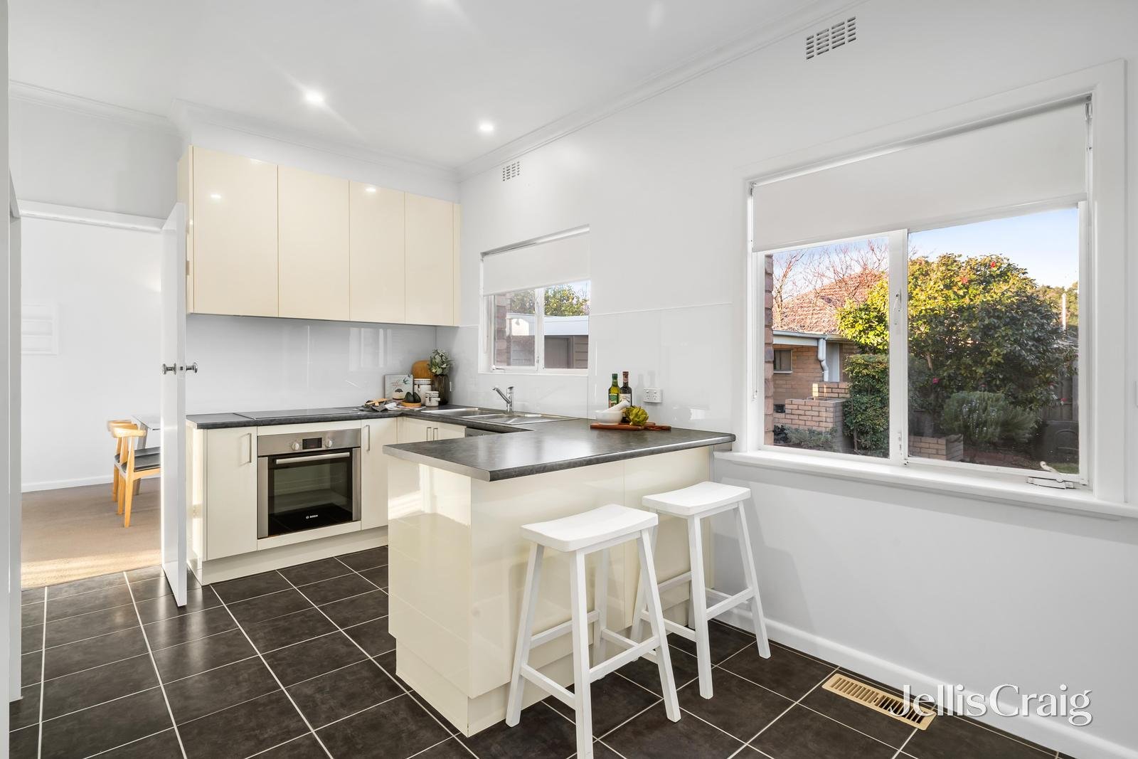 30 Lysbeth Street, Mckinnon image 5