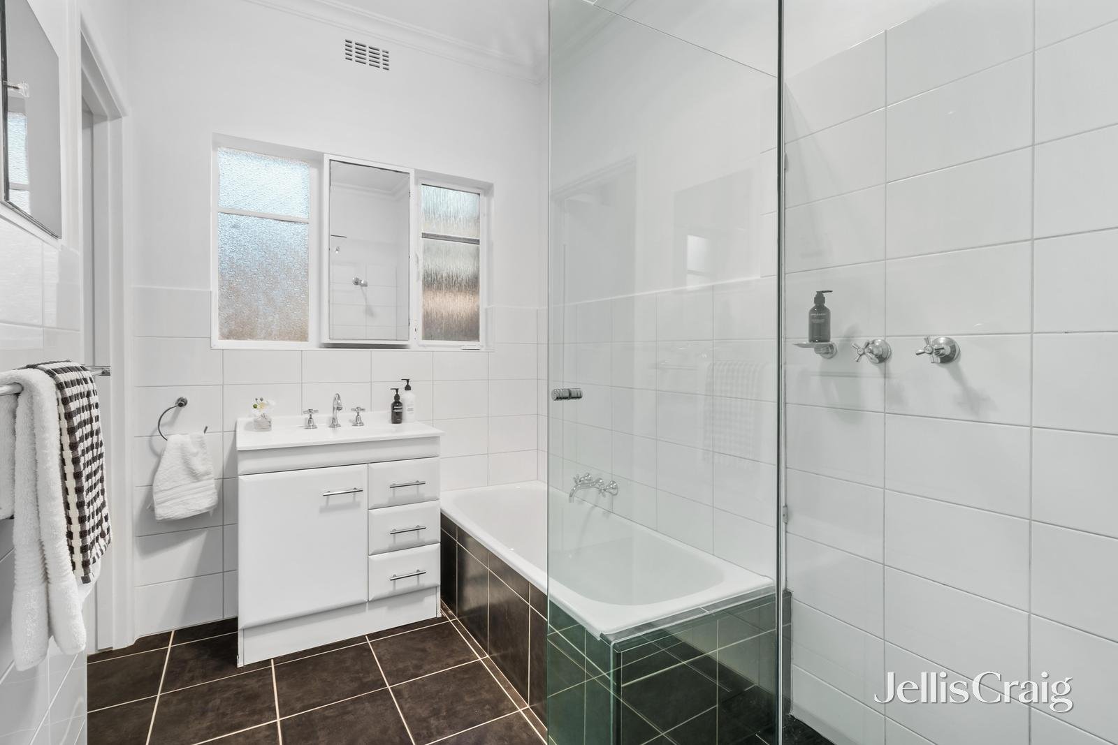 30 Lysbeth Street, Mckinnon image 10