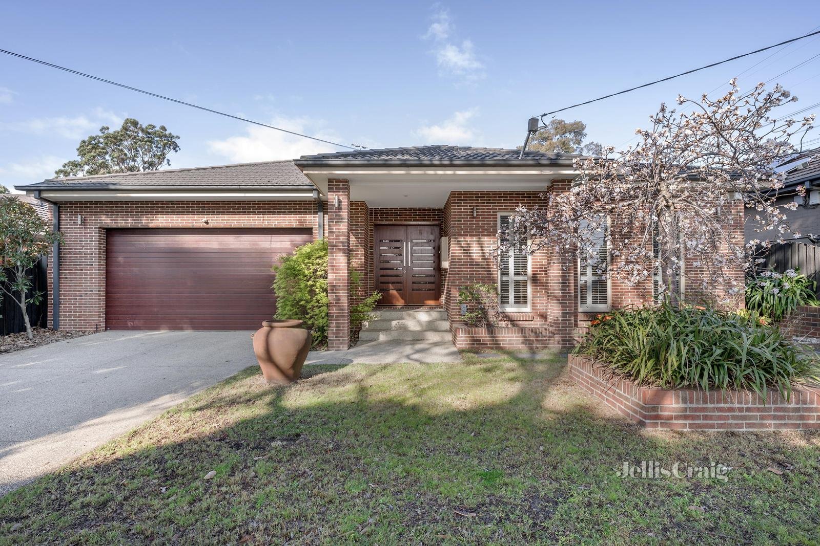 30 Mayfield Drive, Mount Waverley image 1