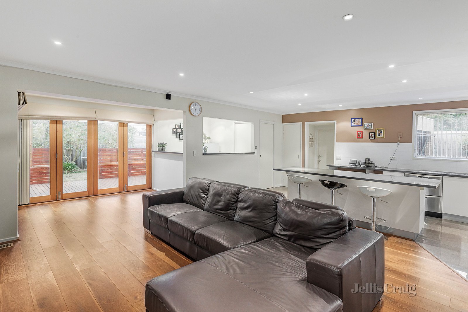 30 Ninevah Crescent, Wheelers Hill image 2