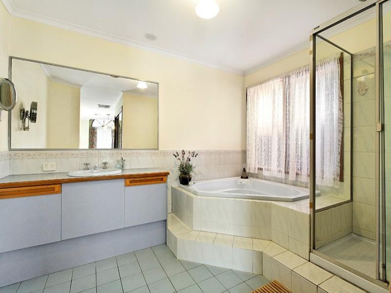 30 Roberts Avenue, Box Hill South image 8