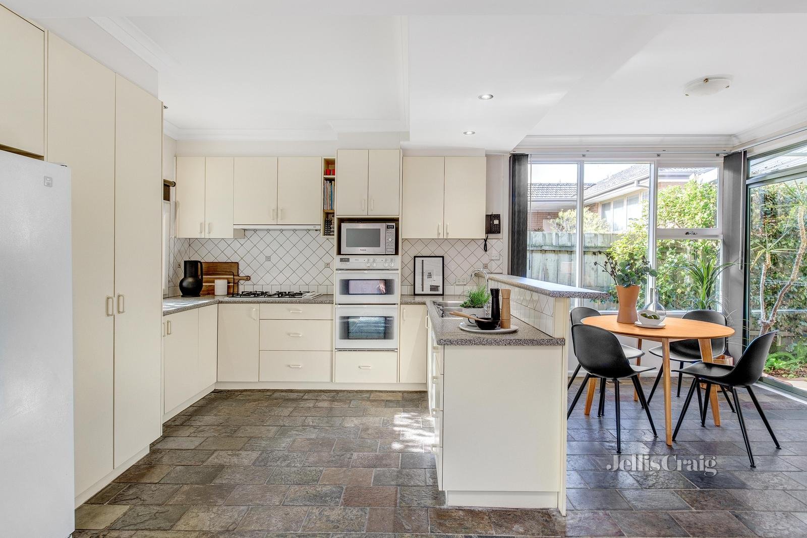 30 Roberts Street, Glen&nbsp;Waverley image 2