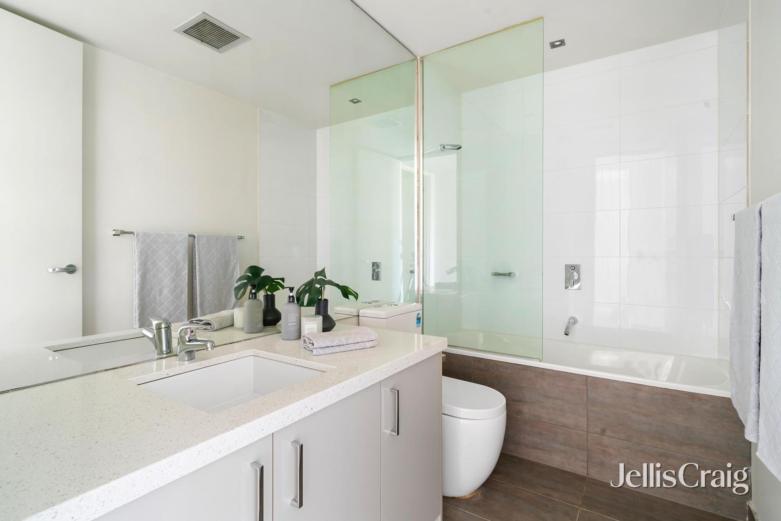 301/1 Roy Street, Melbourne image 9