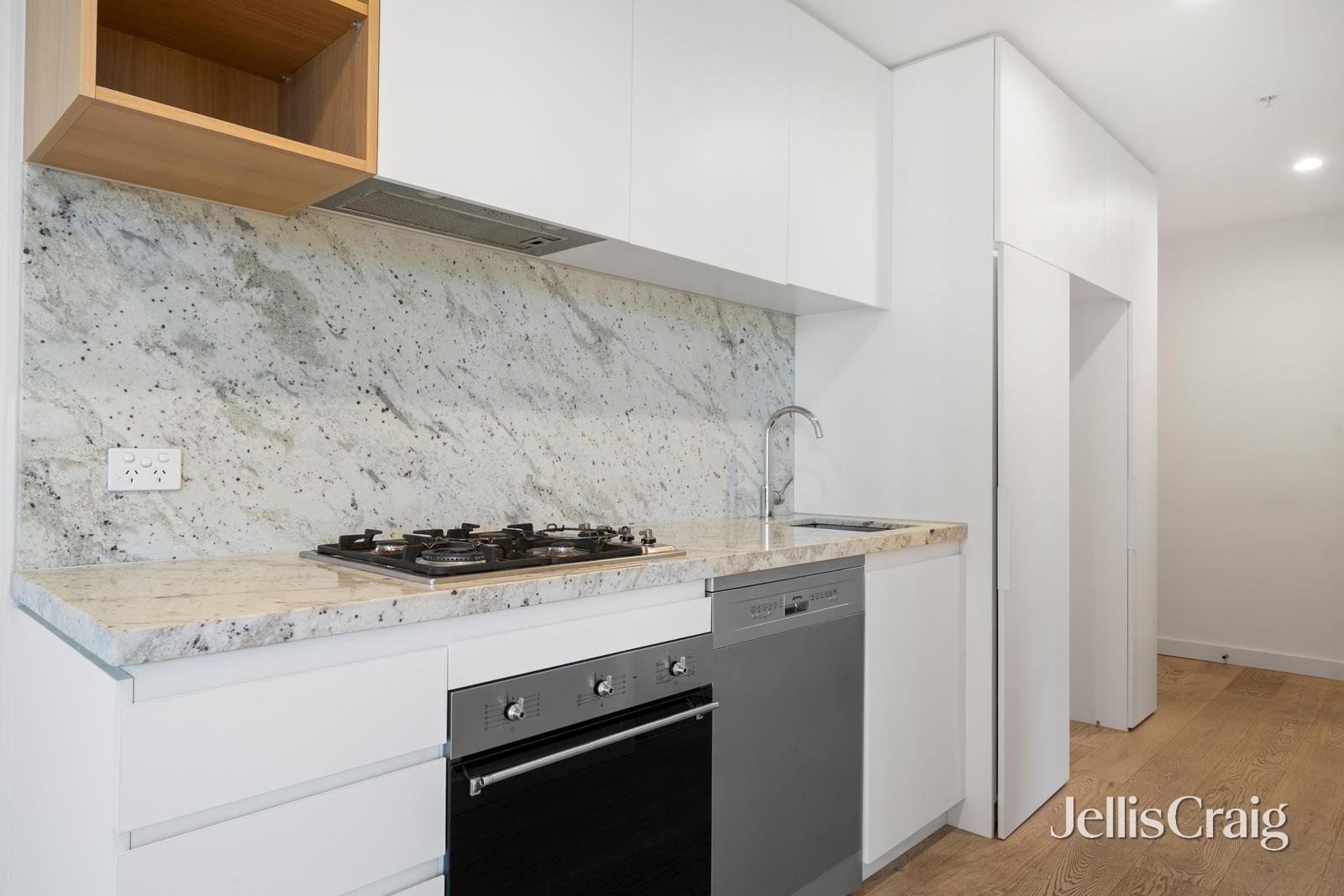 301/12 Queen Street, Blackburn image 3