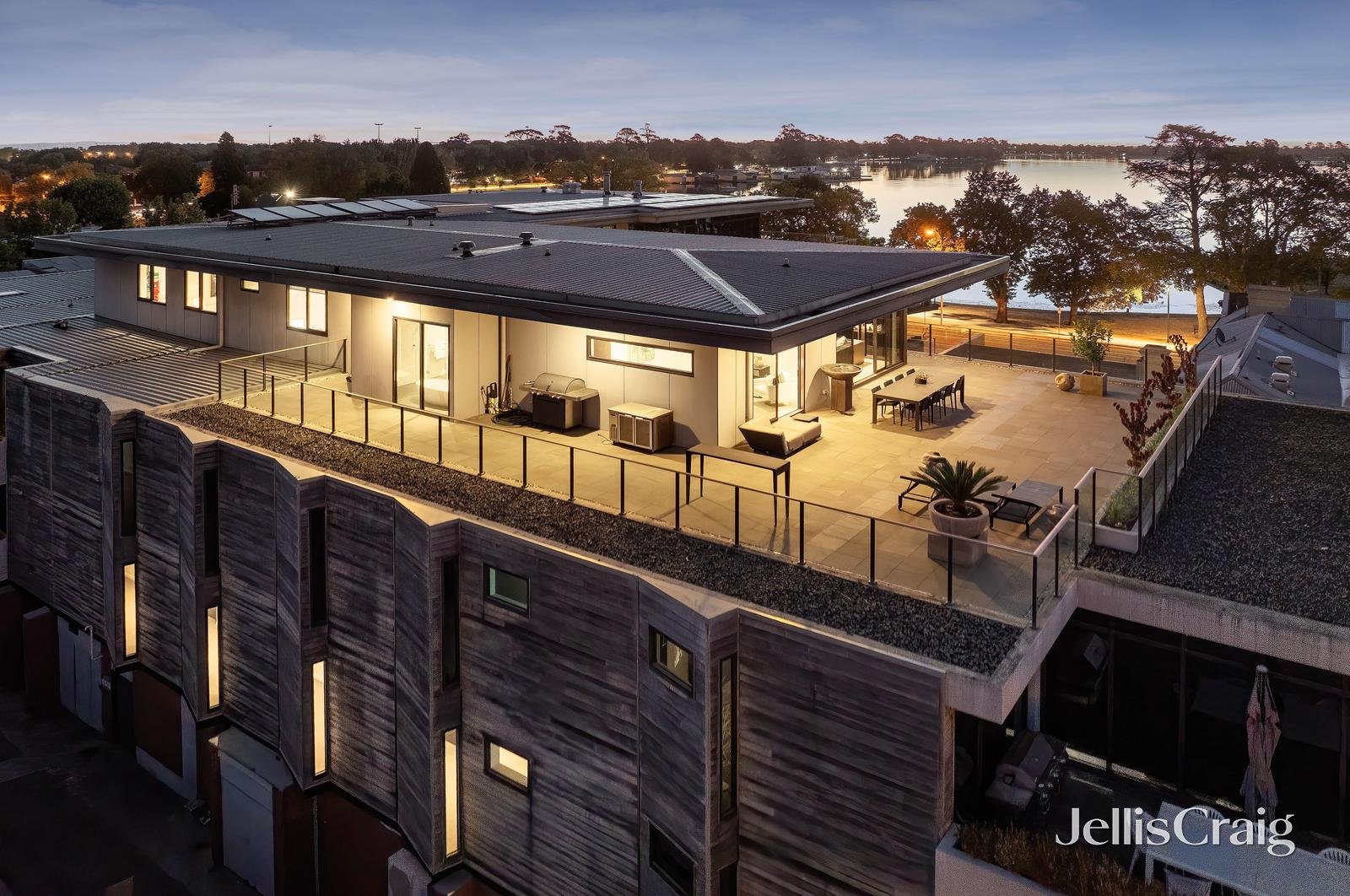 301/18 Wendouree Parade, Lake Wendouree image 1