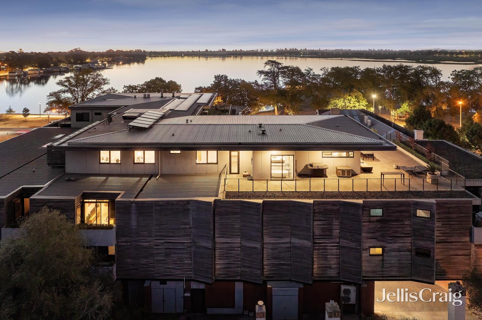 301/18 Wendouree Parade, Lake Wendouree image 12