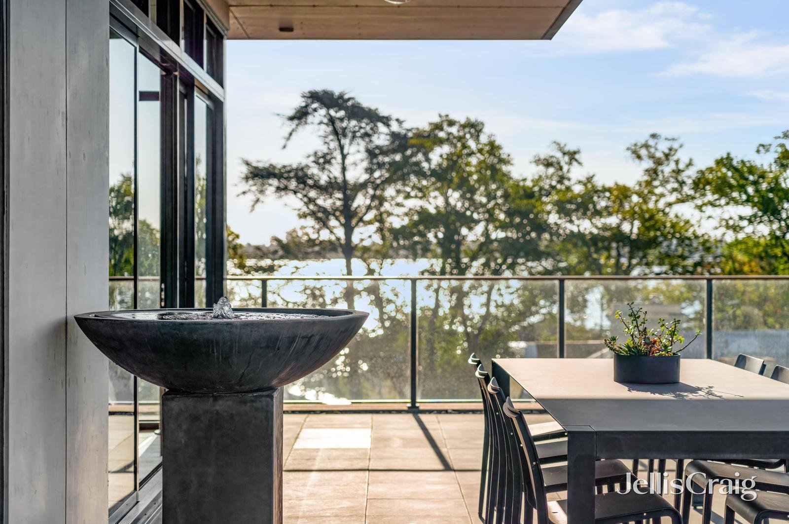 301/18 Wendouree Parade, Lake Wendouree image 9