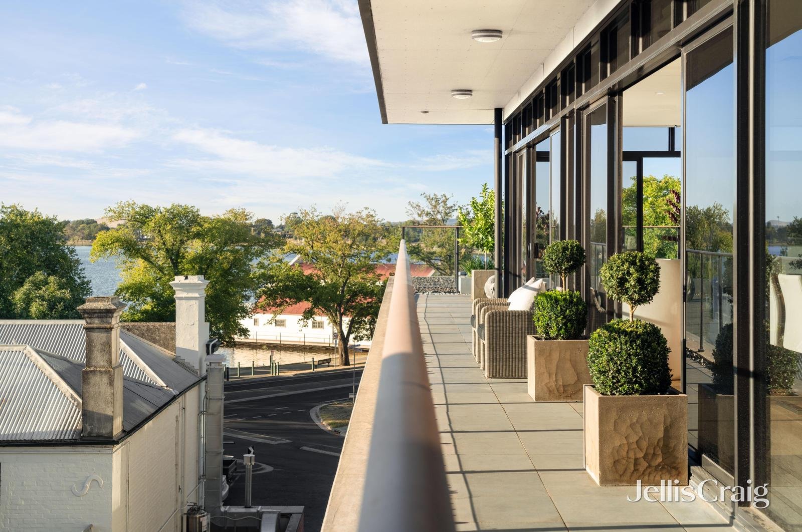 301/18 Wendouree Parade, Lake Wendouree image 10