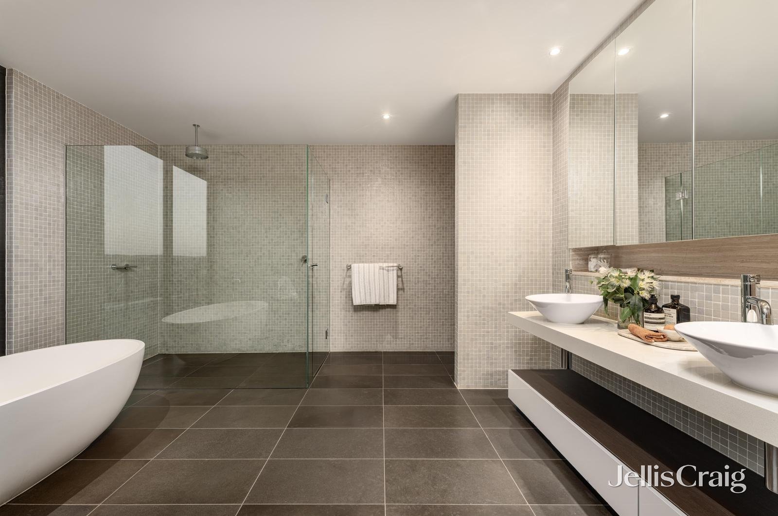 301/18 Wendouree Parade, Lake Wendouree image 17