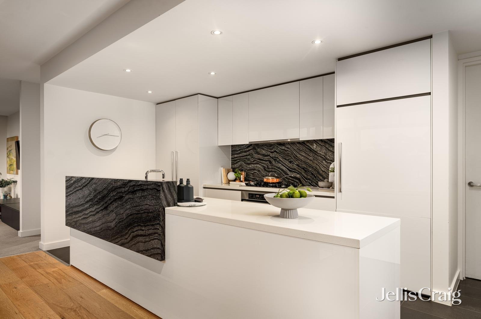301/18 Wendouree Parade, Lake Wendouree image 6