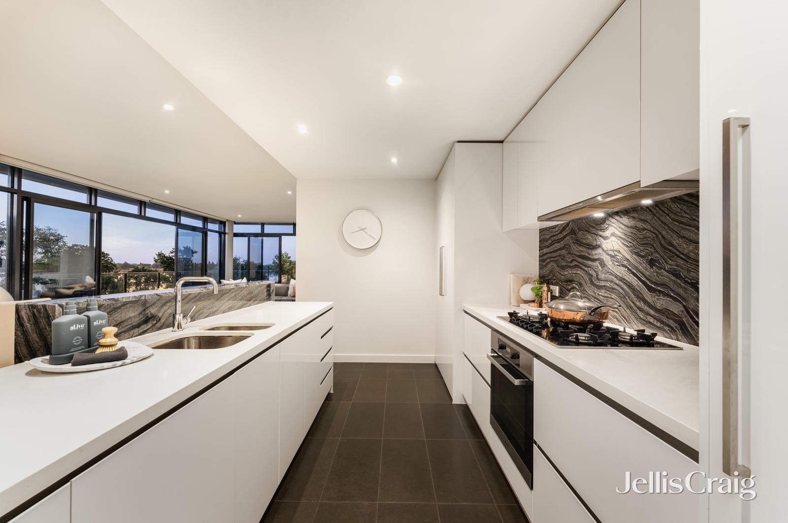 301/18 Wendouree Parade, Lake Wendouree image 7
