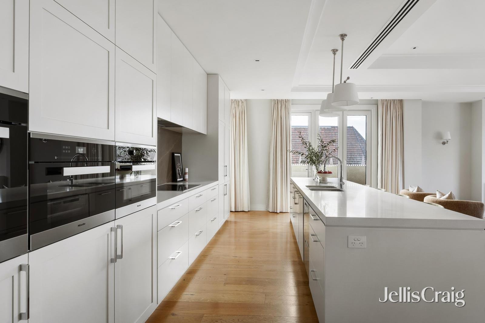 301/585 Toorak Road, Toorak image 7