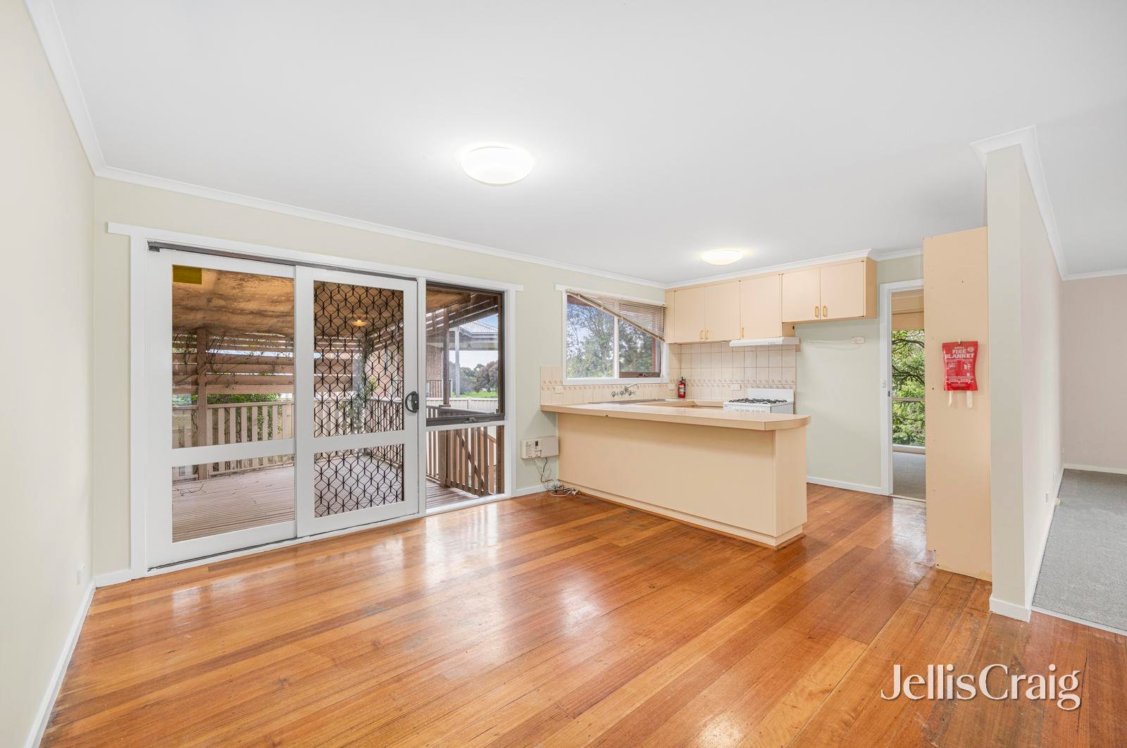 302 Otway Street South, Canadian image 2