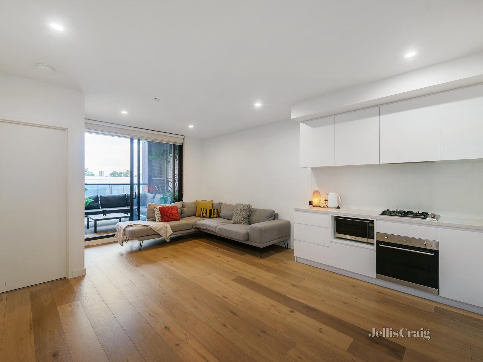 302/7 Red Hill Terrace, Doncaster East image 2