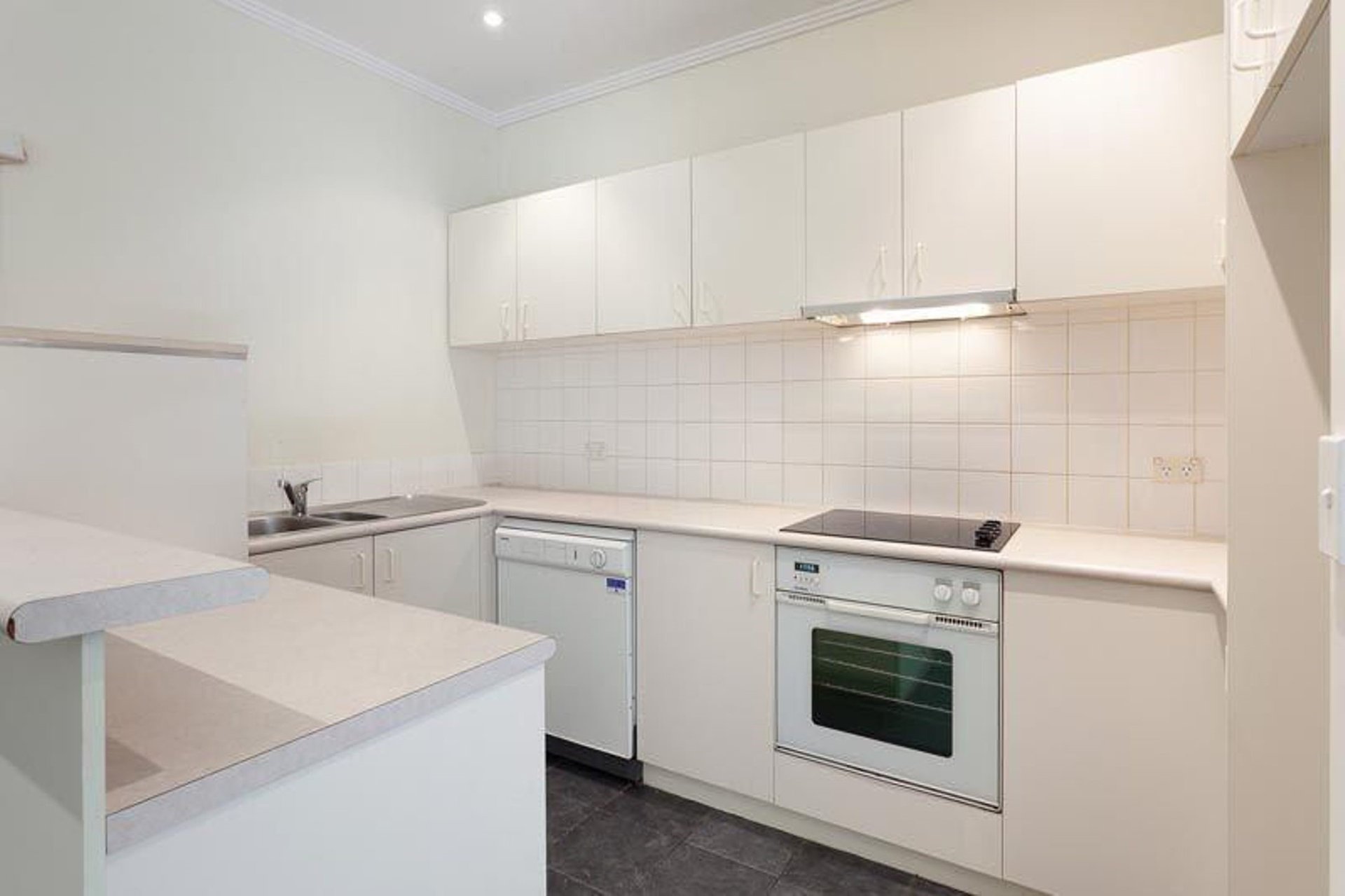 303/166 Flinders Street, Melbourne image 2